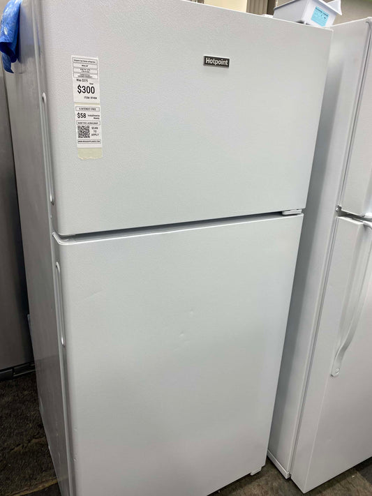 ITEM: #RF404 Hotpoint top freezer white refrigerator  28 inc