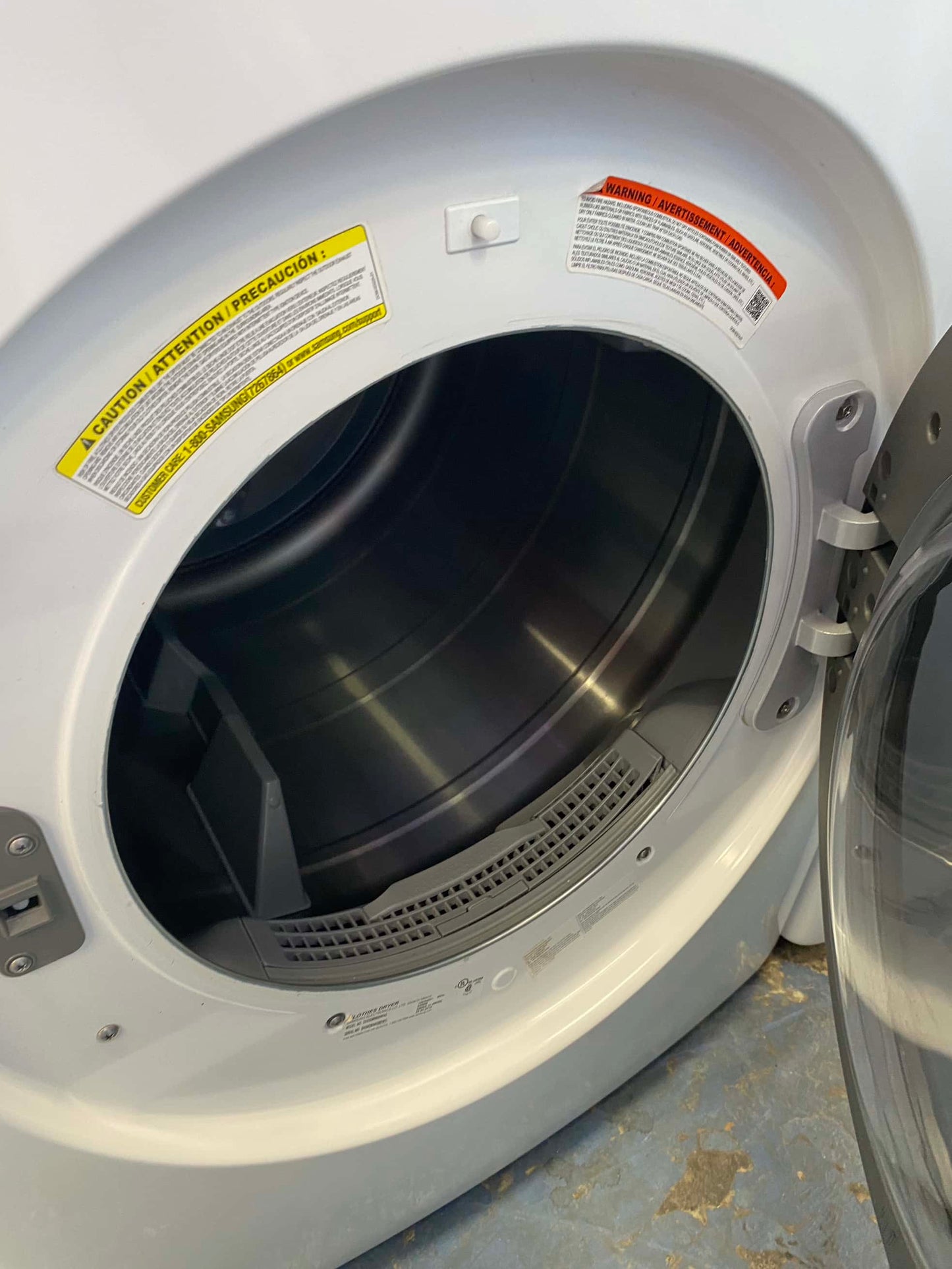 Item: #W73A Samsung Washer and dryer set electric 220v front load 27”