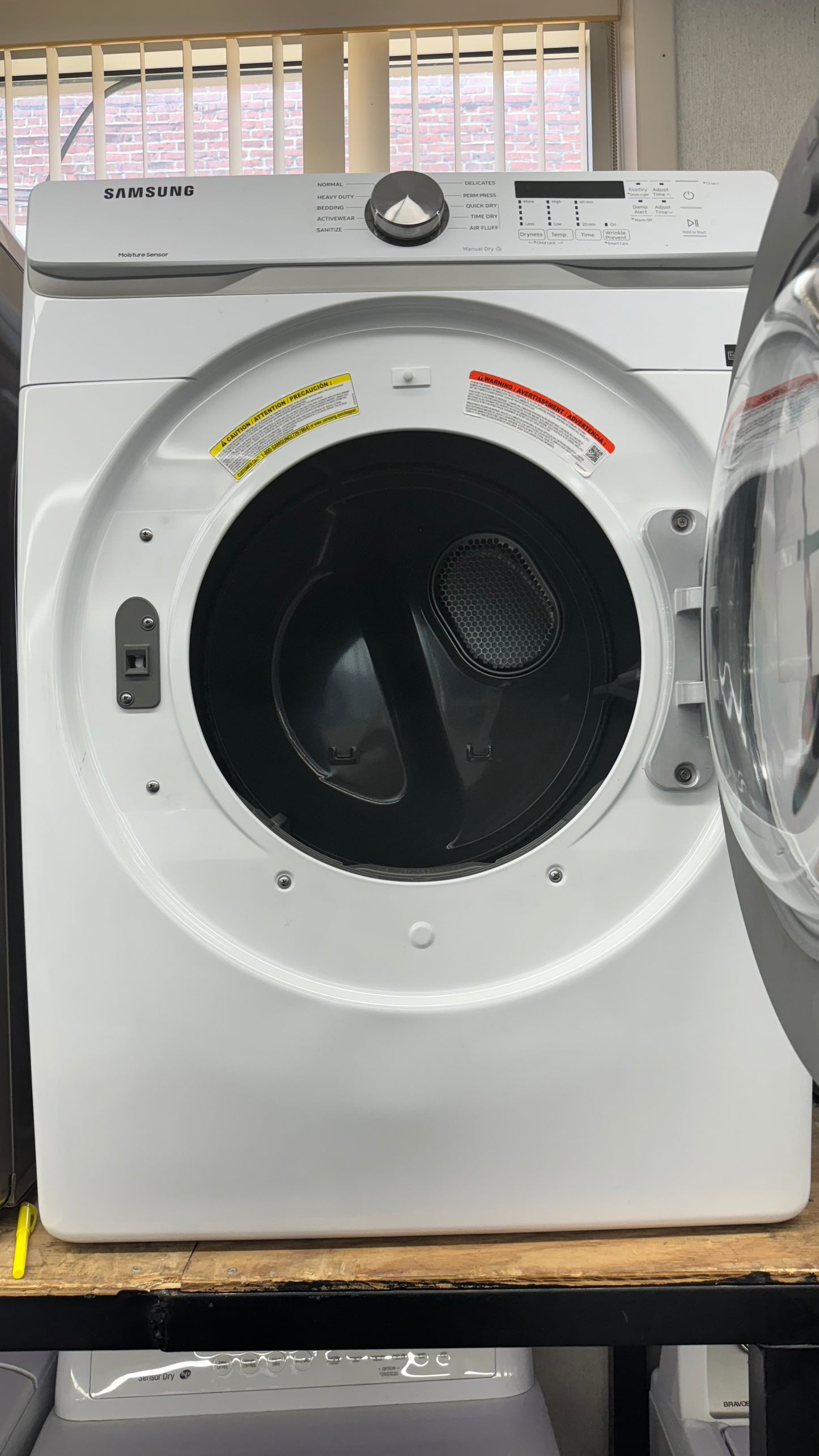 Samsung front load electric dryer new scratch and dent